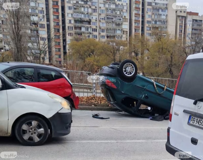 Зрелищна катастрофа в Пловдив, кола е по таван