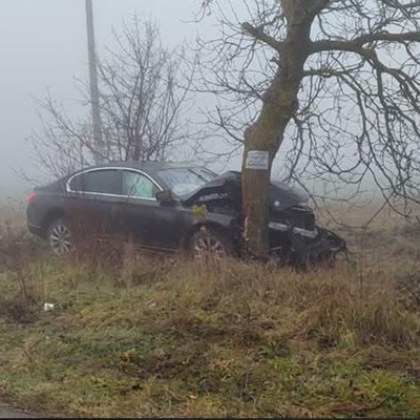 25 годишен шофьор се е врязал с автомобила си в крайпътно