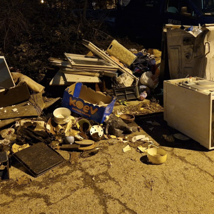 Столичанка алармира за натрупани боклуци край контейнери за смет на