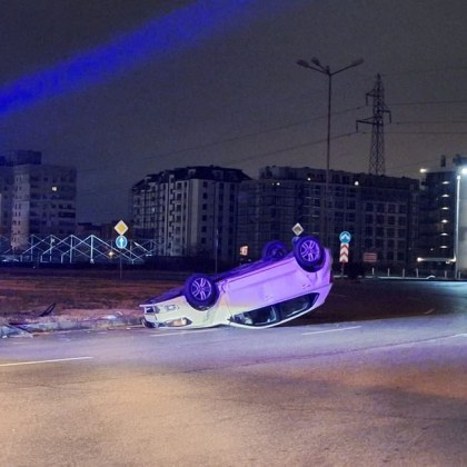 Среднощен инцидент е станал в столицата Лек автомобил се е обърнал