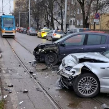 Тежка катастрофа с две коли е станала рано тази сутрин