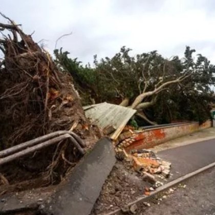 Почти 400 000 жители на Ирландия останаха без ток през