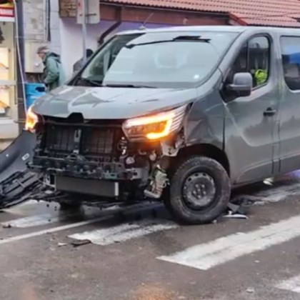 Сериозна катастрофа между лек автомобил и бус преустанови движението по