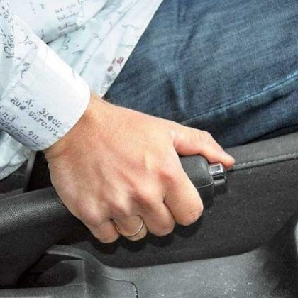 Основната причина за замръзване на ръчната спирачка е попадане на