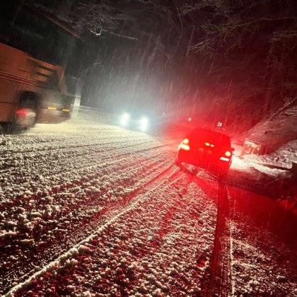 Обилен снеговалеж на прохода Петрохан Пътищата са силно заснежени сигнализират