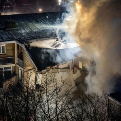 Триетажен жилищен блок в Хага се срути частично след пожар и