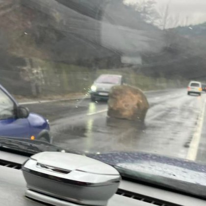 Голям камък е паднал на пътното платно в отсечката между