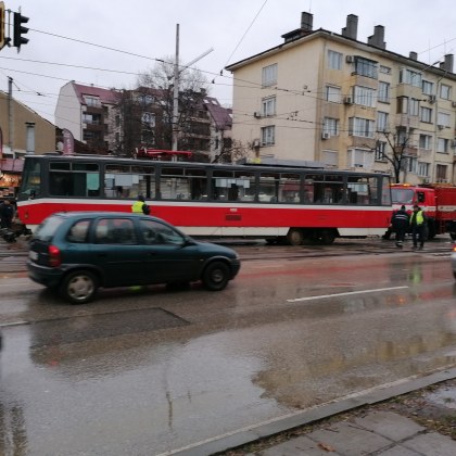 Трамвай е излязъл от релсите в София Инцидентът е станал