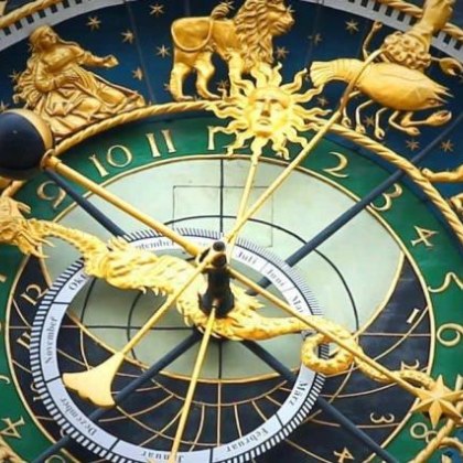 Австралийският астролог и таролог Анджела Пърл вярва че преди Нова