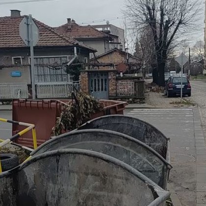 Гражданин сподели любопитна снимка показваща неволите за пешеходците в Карлово Няколко