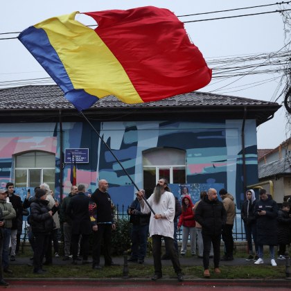 Малка тълпа от поддръжници на националиста Калин Джорджеску откликна на