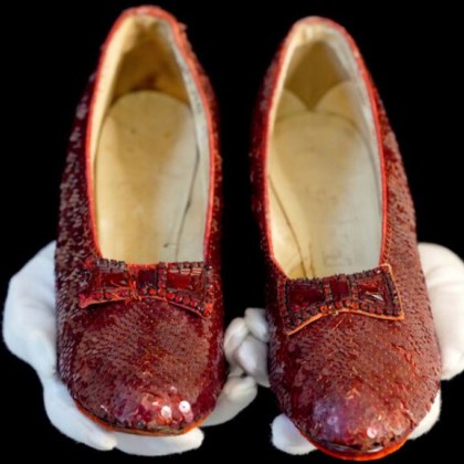 Чифтът обувки с червени рубинени пайети носени от Джуди Гарланд