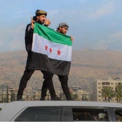 Десетки сирийци влязоха в луксозната резиденция на президента Башар Асад