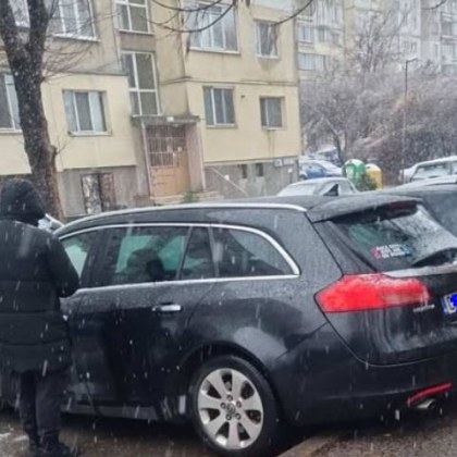 Действието на мъж в черни дрехи успя да привлече вниманието