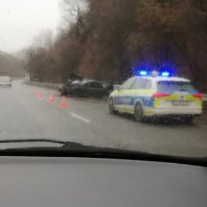 Тежък пътен инцидент е станал в Старозагорско алармират водачи Лека кола