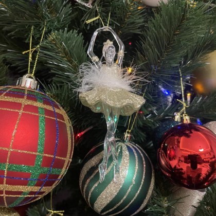 С настъпването на декември въпросът Кога да украсим коледната елха