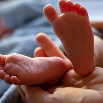 Родителите които ползват обезщетението за гледане на дете през втората