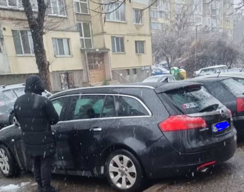 Столичанка предупреди: Опита да отключи колата ни СНИМКА