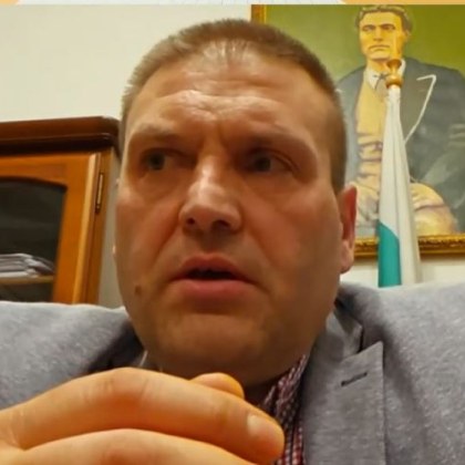 Стотици жители на Плевен протестираха пред сградата на общината и