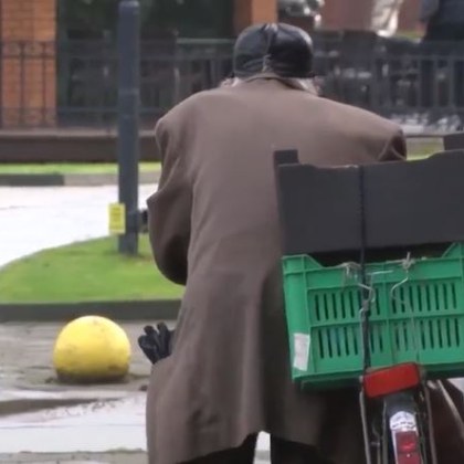 Близо 340 000 пенсионери ще получат коледна добавка от 100