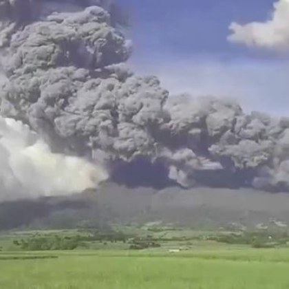 Вулканът Канлаон в централната част на Филипините изригна в понеделник сутрин