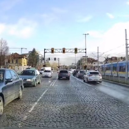 Не една не две цели три коли успяха да