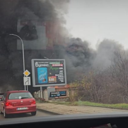 Голям пожар гори в този момент във Варна За това