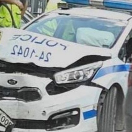 Кола се вряза в патрулка която била с пуснати сигнали Произшествието