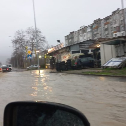 Път във Варна се е превърнал в река След падналите