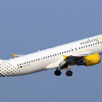 Самолет на испанската авиокомпания Vueling Airlines летящ от Париж за