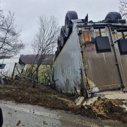 Тежък пътен инцидент е станал край Плевен Два камиона са