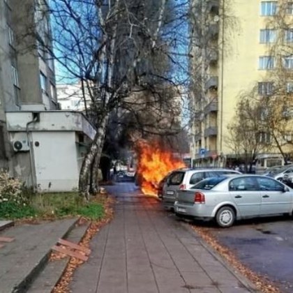 Паркирана пред блок кола в София избухнала в пламъци алармира