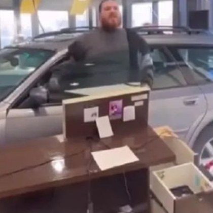 Кавга между ядосан клиент и служители на автокъща в САЩ
