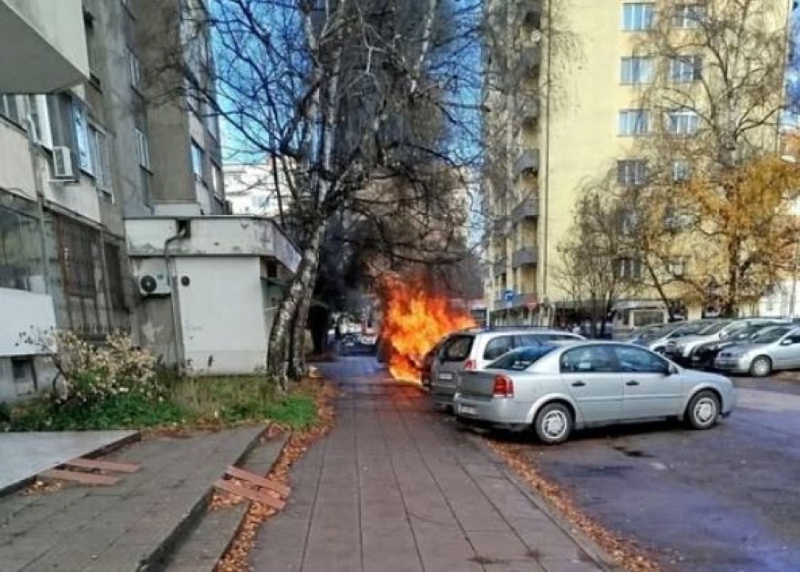 В пламъци избухна паркирана кола, мъже гледаха безучастно СНИМКА