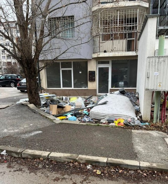 Докога? Сметище се появи край жилищна сграда в София СНИМКА