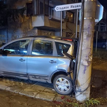 Неприятна ситуация във Велико Търново Лек автомобил потеглил сам и