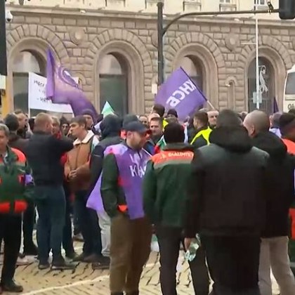 Миньори се събараха на протест пред сградата на Министерския съвет Исканията