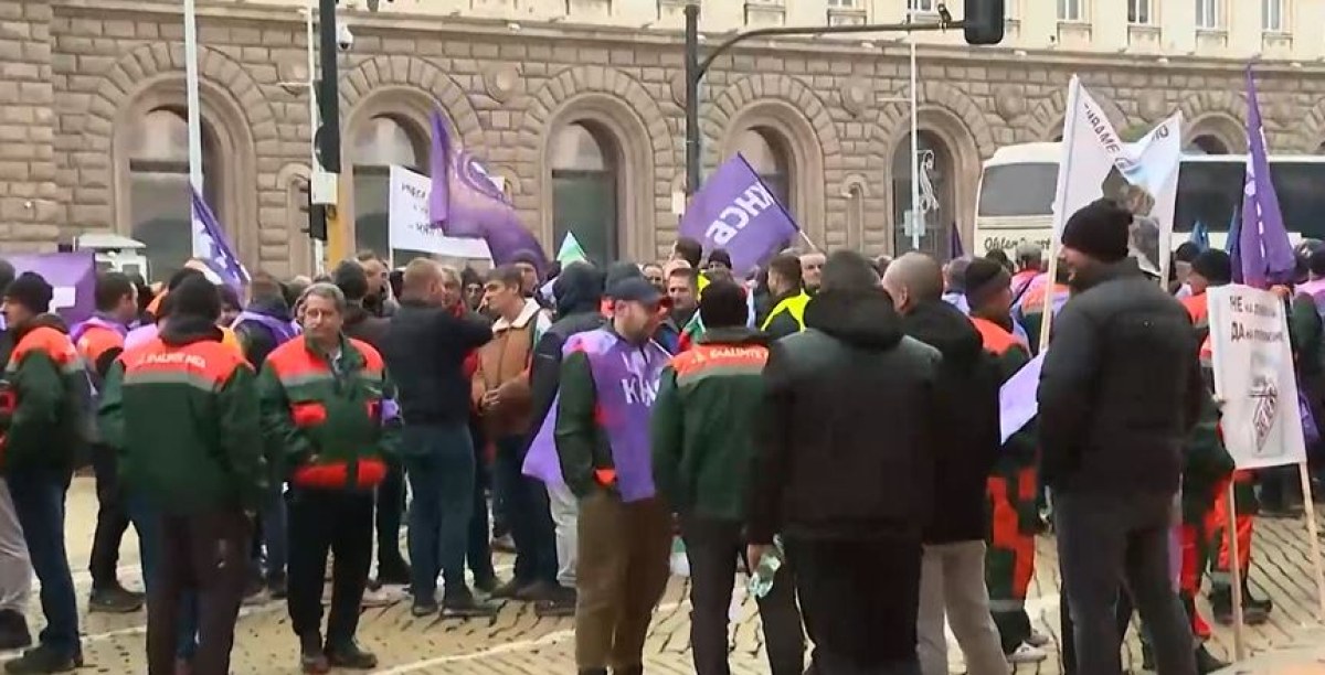 Миньори излязоха на протест пред Министерския съвет