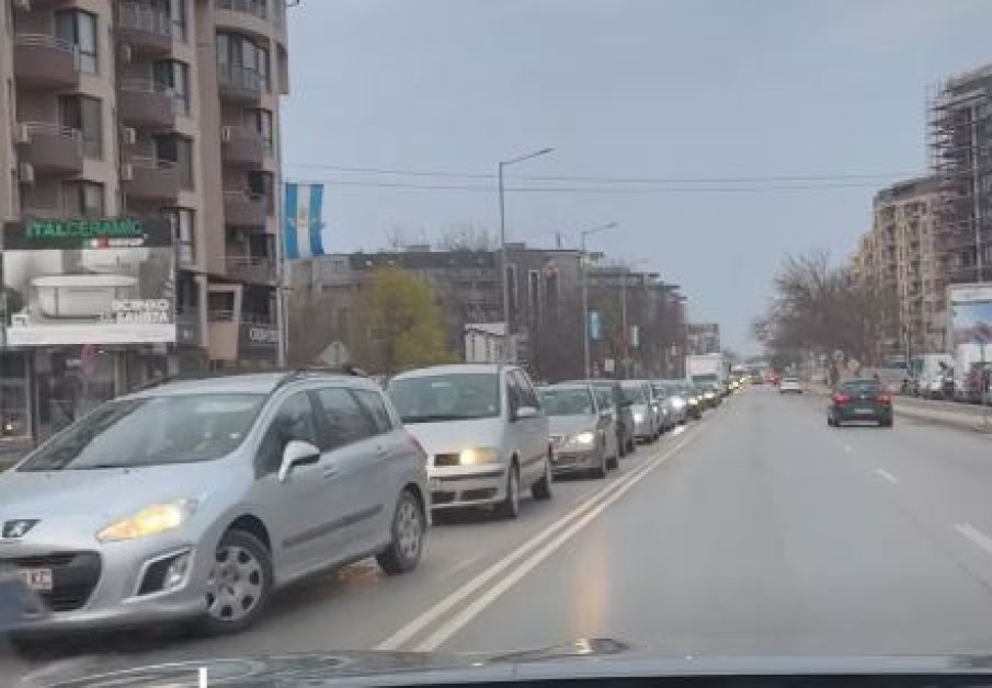 Сутрешен хаос в Пловдив: Дълги опашки и задръствания по натоварен булевард СНИМКИ