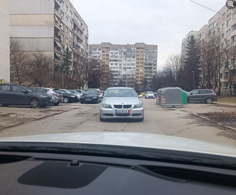 БМВ-то - царят на улицата, паркира по невиждан досега начин СНИМКИ