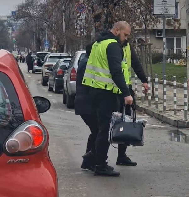 Браво! Служители на ЦГМ помогнаха на пешеходка ВИДЕО