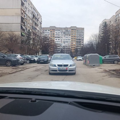 Недоволни граждани споделиха снимки на БМВ което е паркирало по