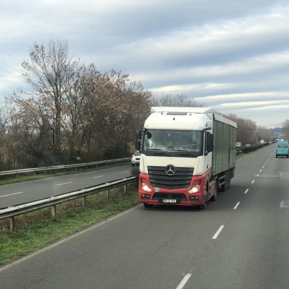 Камион кара в насрещното на пътя Бургас Созопол видя