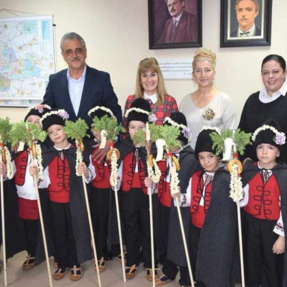 Коледарчета от ДГ Ралица от Войводиново поздравиха кмета на Община