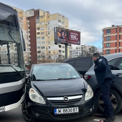 Верижна катастрофа в столицата Сблъскали са се автобу и две коли