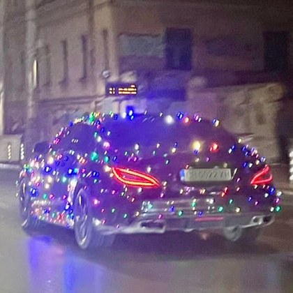 Черен Мерцедес успя да привлече вниманието в нощна София Машината