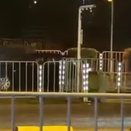 Пътните чудеса из нощна София нямат край Група мъже бутаха