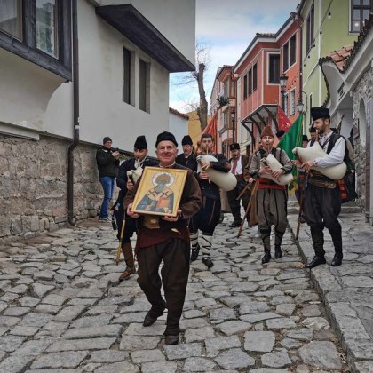 Цели 23 майстори и 16 калфи получиха своето бойно кръщене