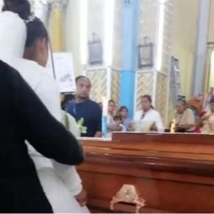 Жена дойде в булчинска рокля на погребението на любимия си, загинал преди сватбата