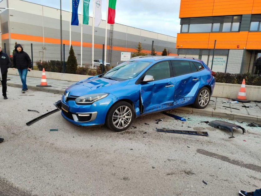 Жена с BMW помля няколко коли в столицата СНИМКИ